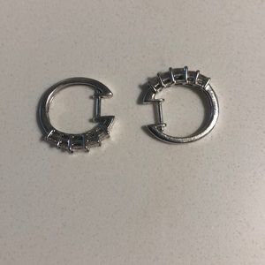 DIAMOND EARRINGS SET IN WHITE GOLD